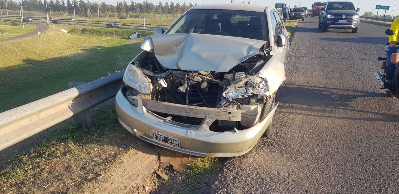 Chocaron dos autos en el ingreso a Funes por autopista 